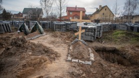 „Ce este groapa aceasta în grădina mea?"/„Este mormântul tău". O bătrână din zona Kiev a văzut îngrozită cum rușii îi pregăteau moartea